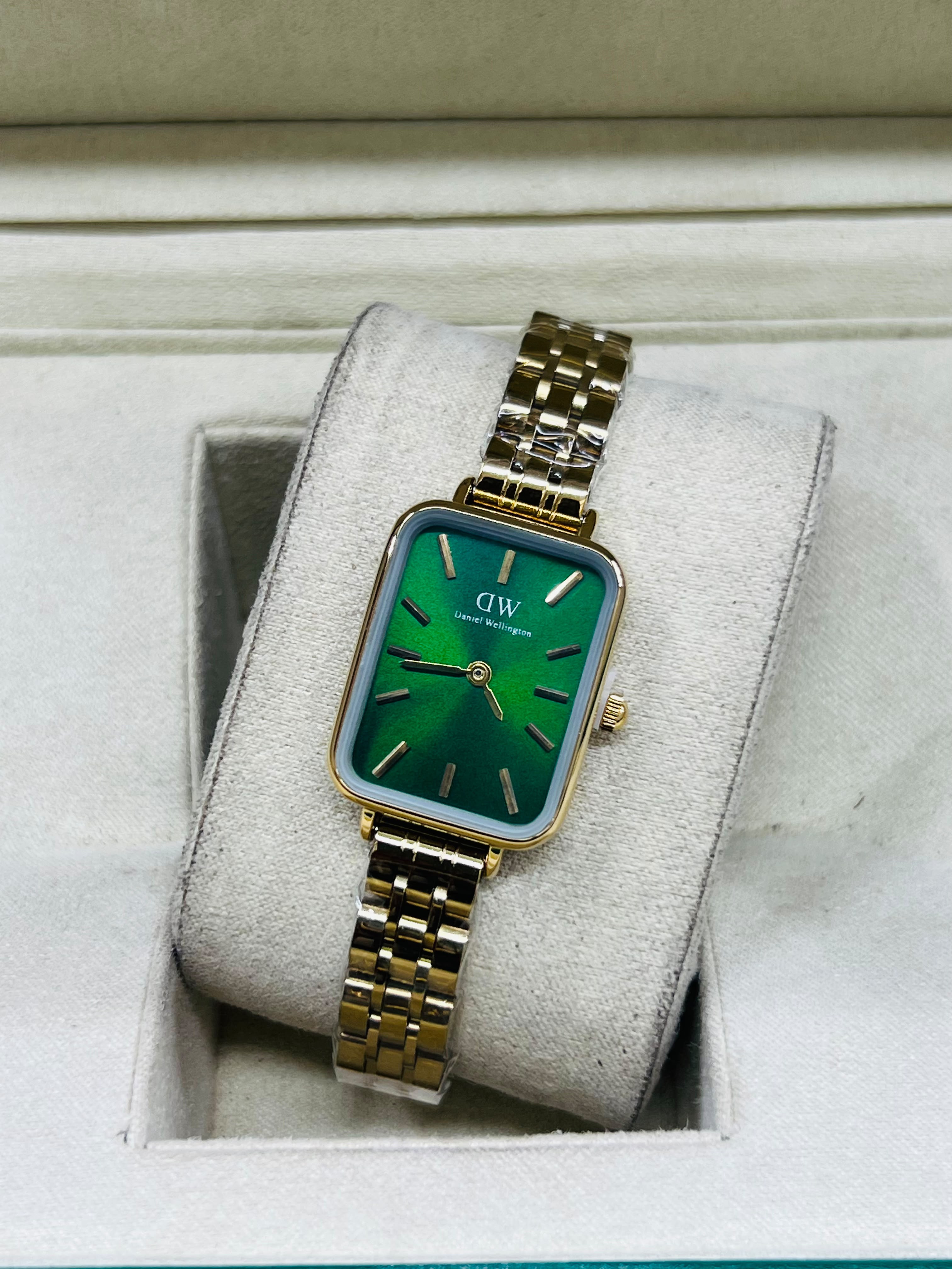 Silver Finish: DW Quadro Mini – Elegant Silver (Available in Black, Champagne, Emerald Green, & Pearl White Dial)