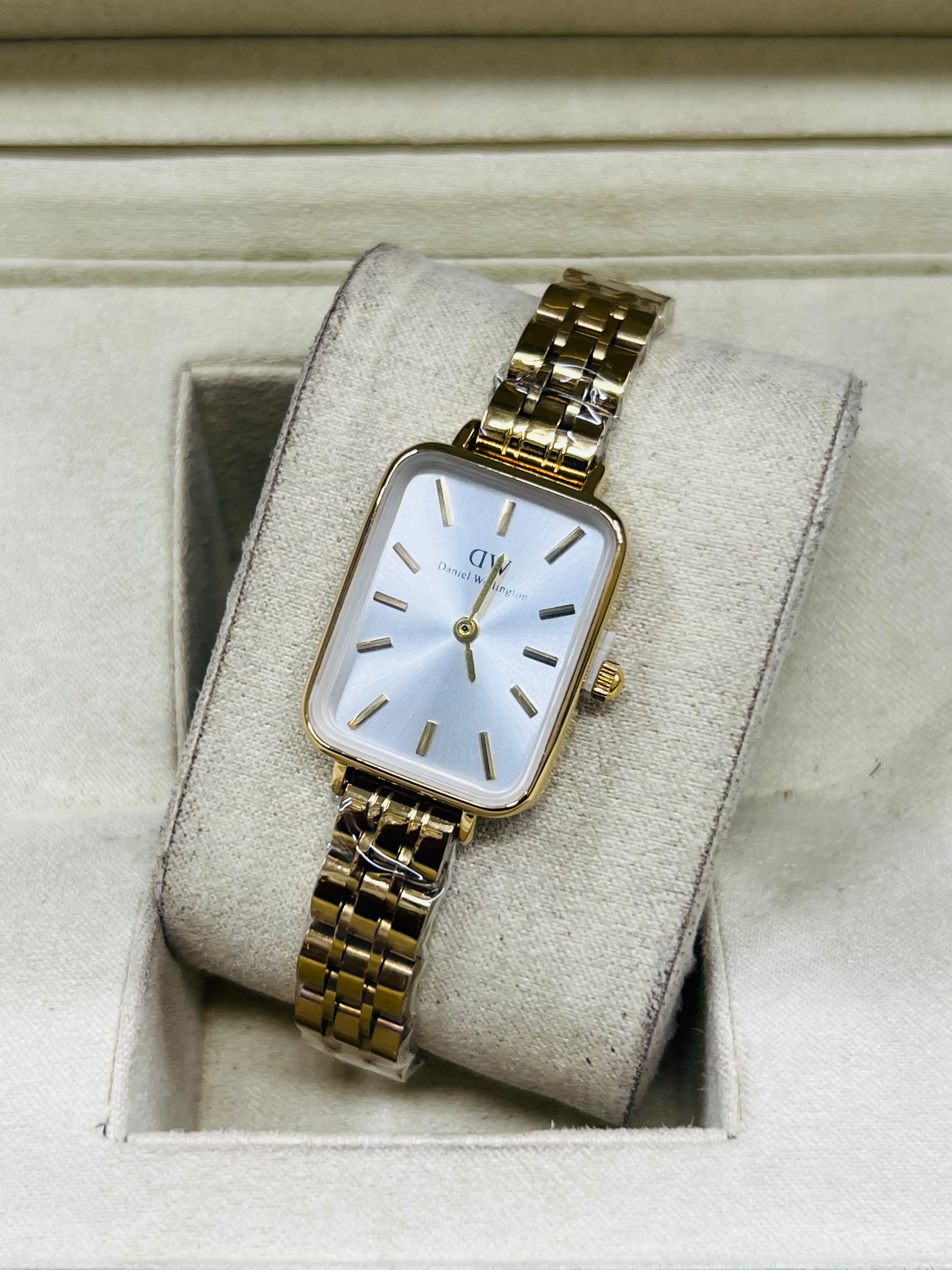 Silver Finish: DW Quadro Mini – Elegant Silver (Available in Black, Champagne, Emerald Green, & Pearl White Dial)