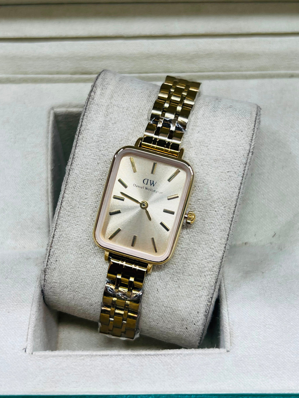 Silver Finish: DW Quadro Mini – Elegant Silver (Available in Black, Champagne, Emerald Green, & Pearl White Dial)