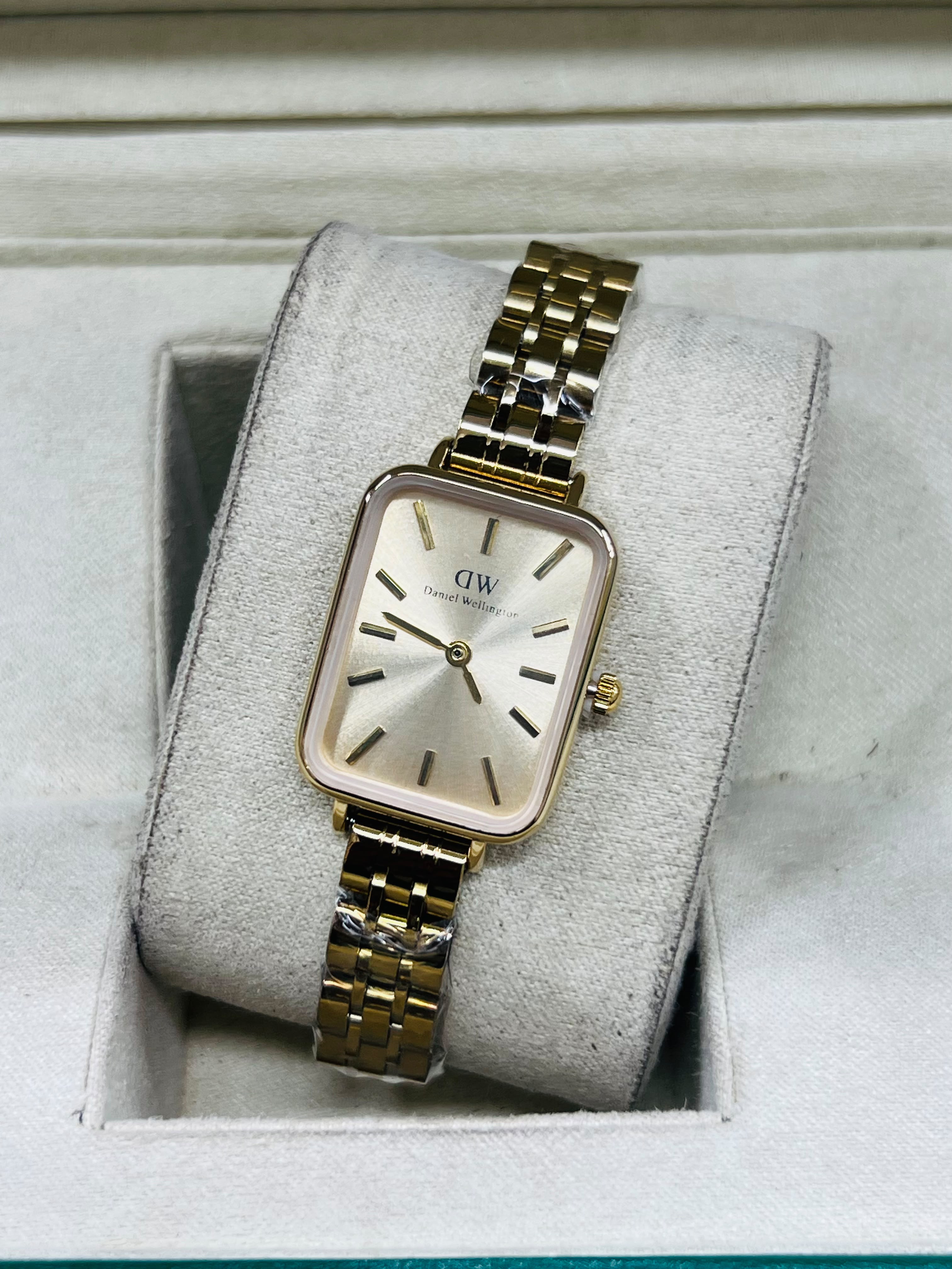 Silver Finish: DW Quadro Mini – Elegant Silver (Available in Black, Champagne, Emerald Green, & Pearl White Dial)