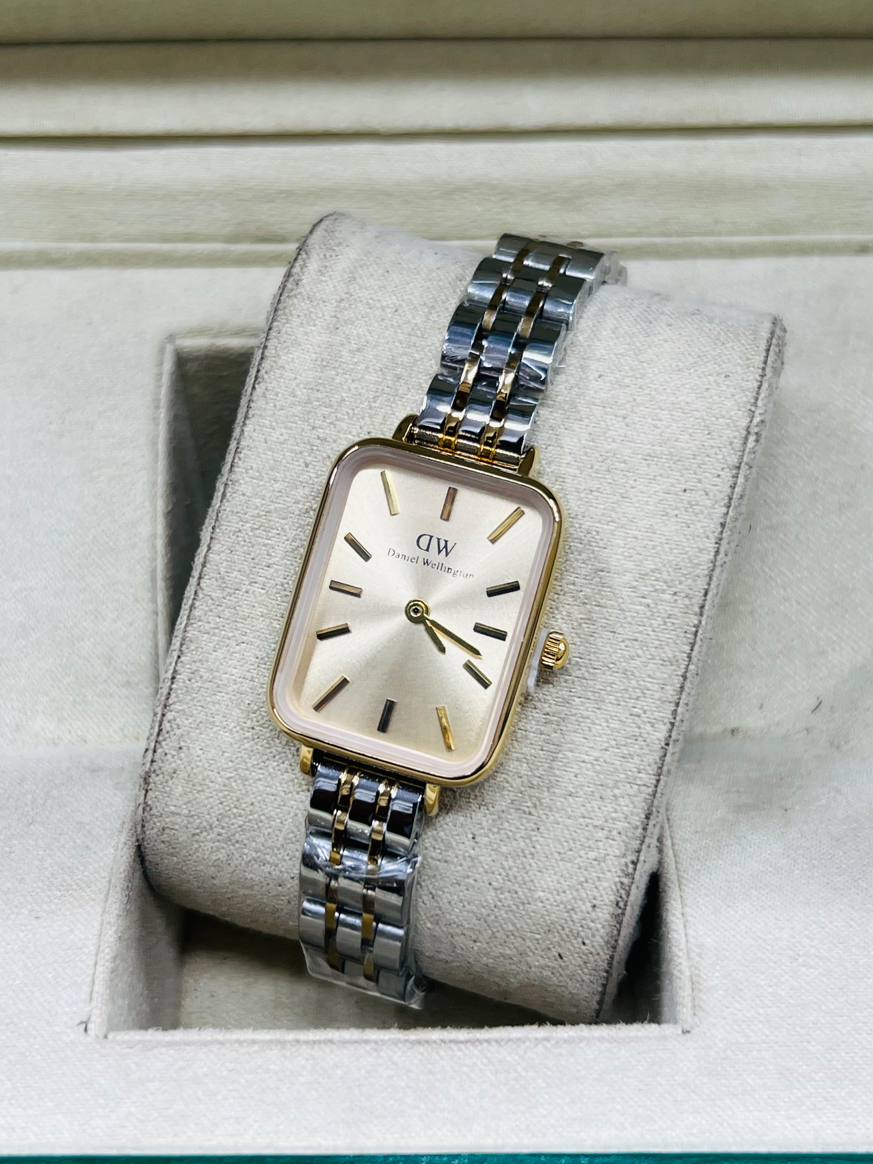 Silver Finish: DW Quadro Mini – Elegant Silver (Available in Black, Champagne, Emerald Green, & Pearl White Dial)