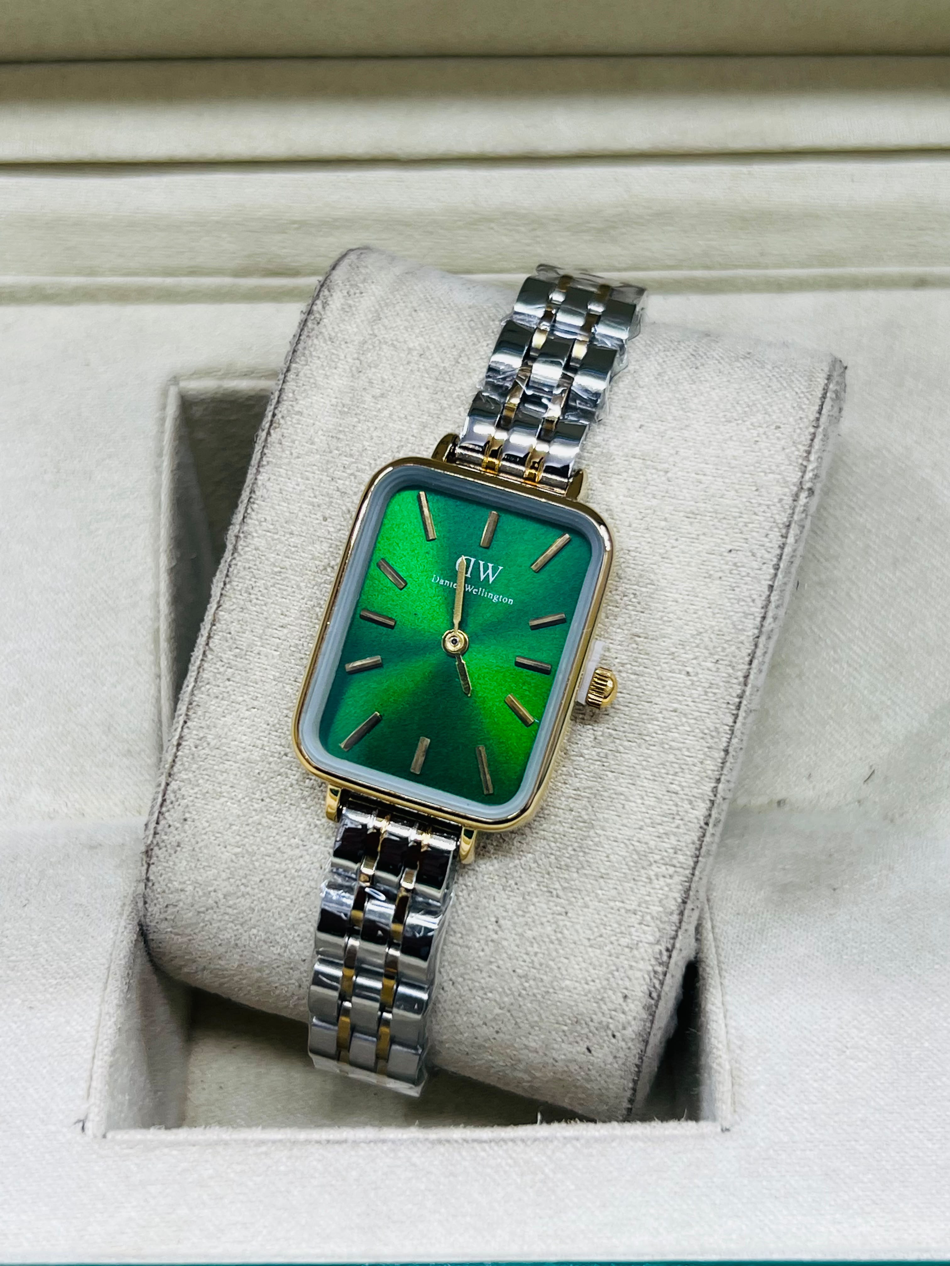 Silver Finish: DW Quadro Mini – Elegant Silver (Available in Black, Champagne, Emerald Green, & Pearl White Dial)