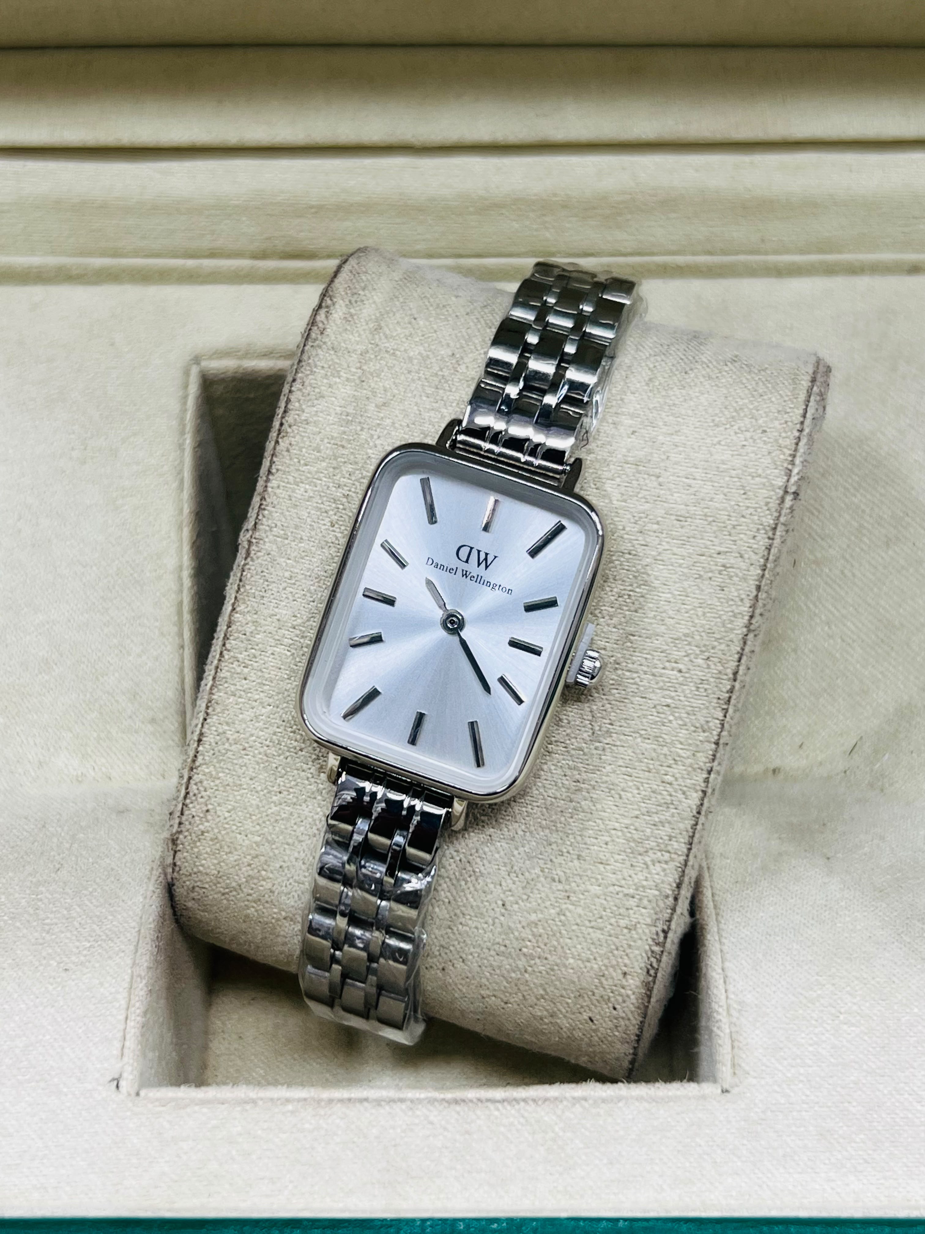 Silver Finish: DW Quadro Mini – Elegant Silver (Available in Black, Champagne, Emerald Green, & Pearl White Dial)