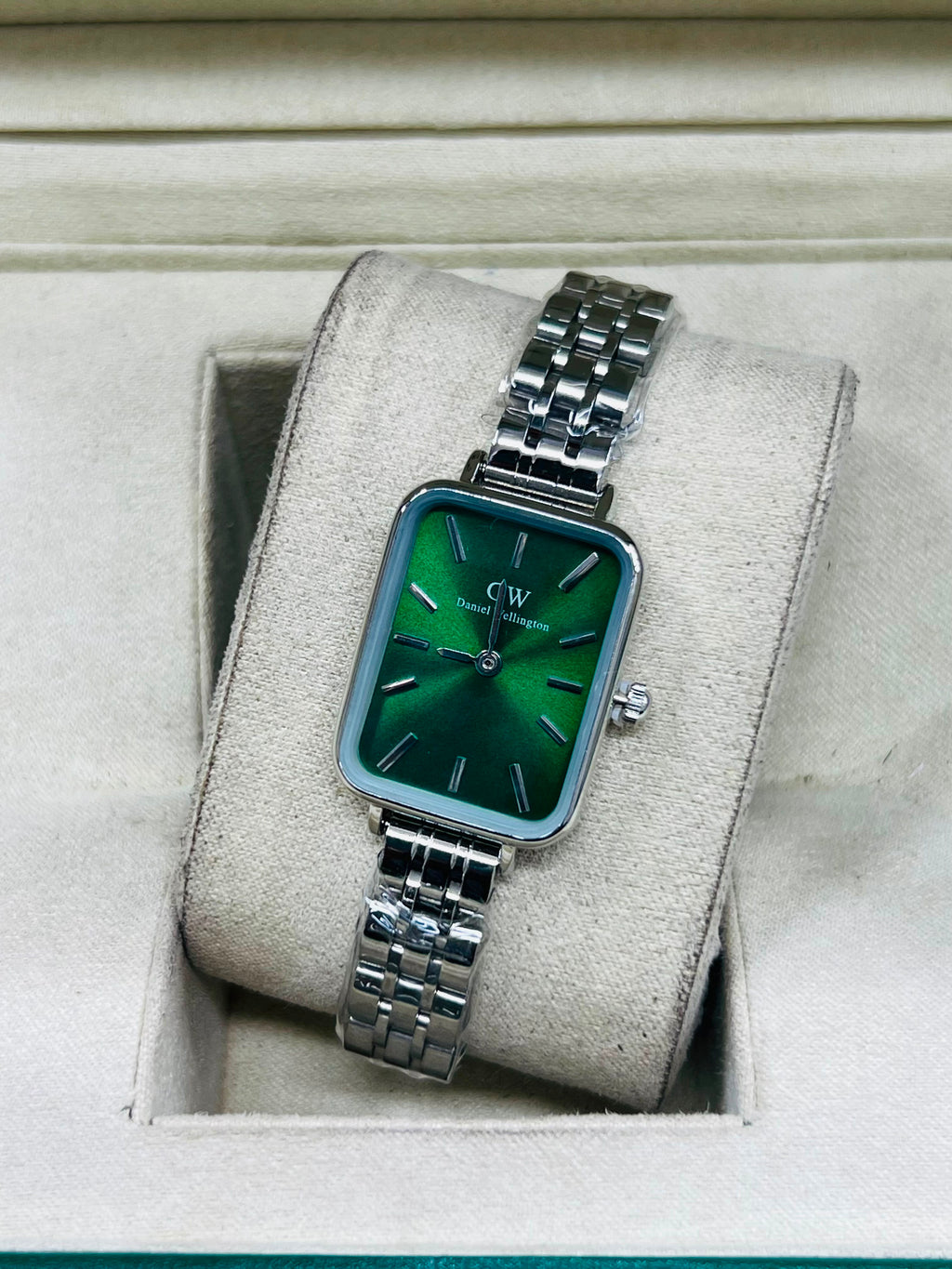 Silver Finish: DW Quadro Mini – Elegant Silver (Available in Black, Champagne, Emerald Green, & Pearl White Dial)
