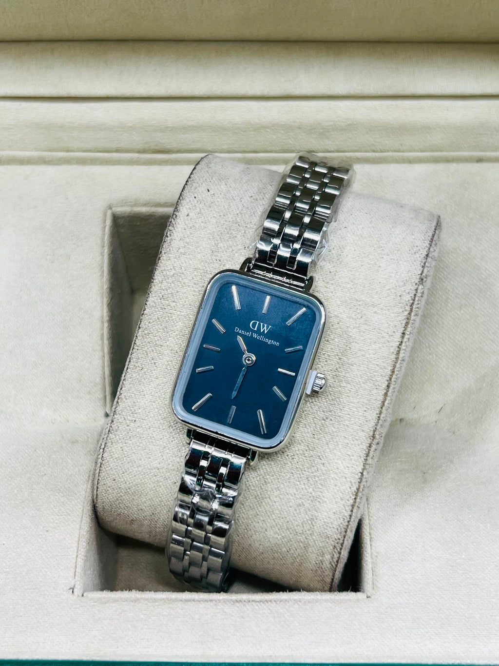 Silver Finish: DW Quadro Mini – Elegant Silver (Available in Black, Champagne, Emerald Green, & Pearl White Dial)